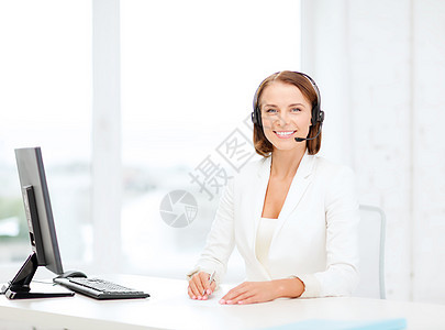 商业,通信,技术呼叫中心友好的女帮助热线运营商与耳机计算机呼叫中心图片