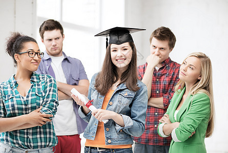 教育竞争戴毕业帽的女孩证书学生图片