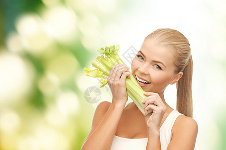 保健,食物饮食微笑的女人咬芹菜绿色沙拉图片