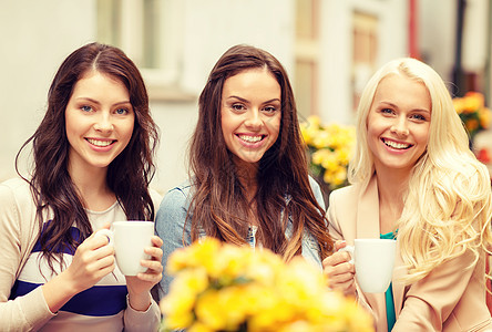 假期,食物旅游三个美丽的女孩咖啡馆喝咖啡图片