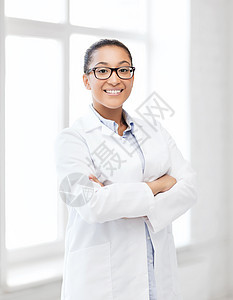 医疗保健医疗微笑的非洲女医生医院背景图片