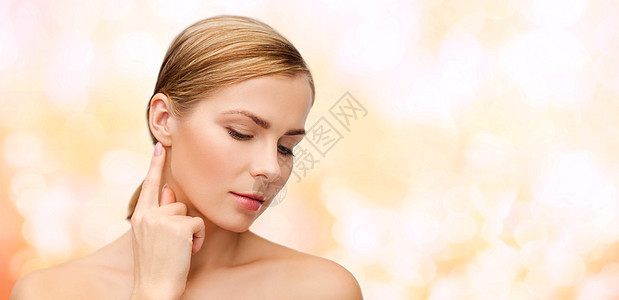 健康美丽的美丽的女人触摸她的耳朵的脸图片