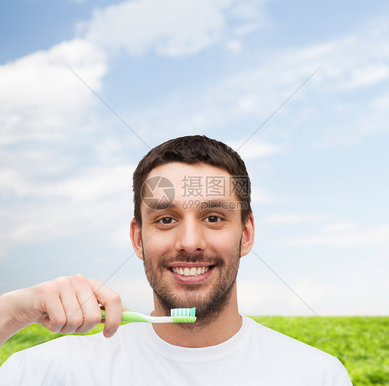 微笑的年轻人带牙刷图片