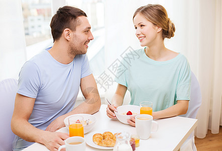 食物,家,夫妇幸福的微笑的夫妇家里吃早餐图片