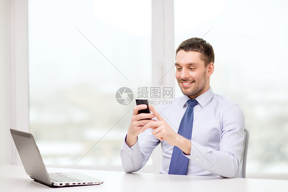 在办公室看手机的商务人士图片