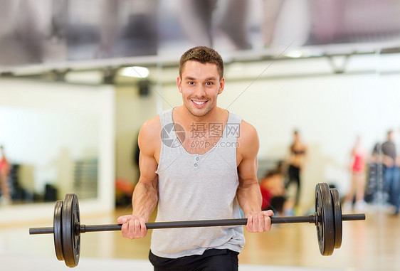 健身,运动,训练,健身房生活方式的微笑的人与杠铃健身房图片