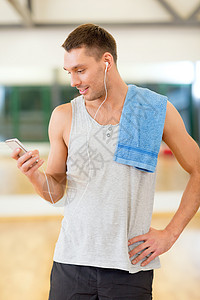 在健身房看手机的男人图片
