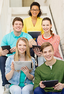 学生与平板电脑坐楼梯上图片