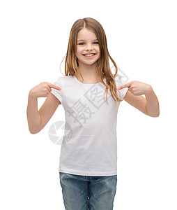 微笑的小女孩穿着空白的白色T恤指向自己图片