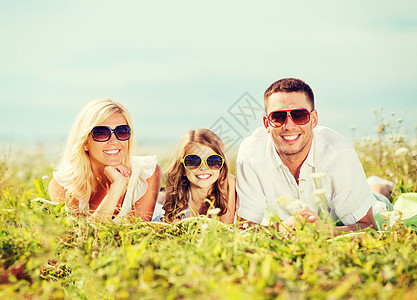 幸福满满的一家人图片