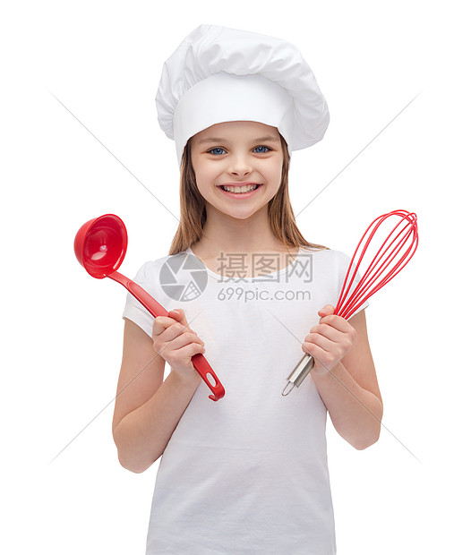 小女孩拿着勺子和搅拌器图片