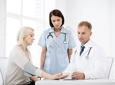 医疗保健医疗医生护士与病人测量血压图片