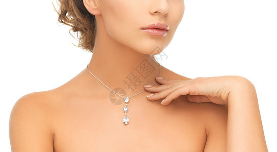豪华美丽的女人戴着闪亮的钻石项链图片
