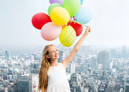 孩子人的快乐的女孩与彩色气球图片
