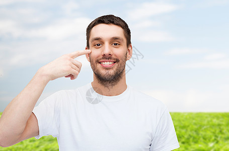 英俊的男人指着眼睛图片