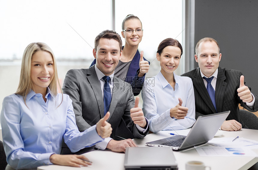 ‘~微笑的商业队与笔记本电脑,文件咖啡大拇指办公室  ~’ 的图片
