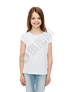 微笑的小女孩穿着白色空白t恤图片
