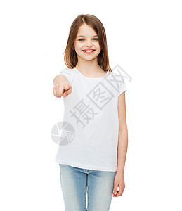 快乐的小女孩穿着空白的白色t恤指向你图片