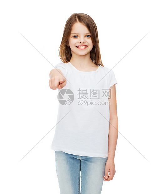 快乐的小女孩穿着空白的白色t恤指向你图片