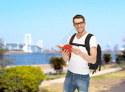 带背包书的旅行学生图片