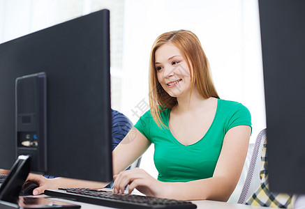 教育技术学校人的微笑的女学生学校的计算机图片