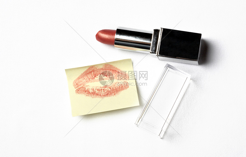 红色口红黄色贴纸 亲吻白色高清图片下载 正版图片 摄图网