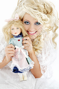 幸福新娘的照片,娃娃超过白色图片