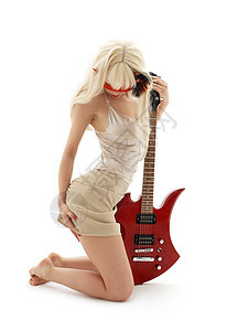 戴着具白底红吉他的女孩图片