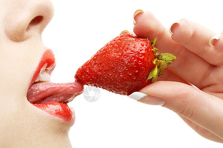 女生舔舐草莓图片