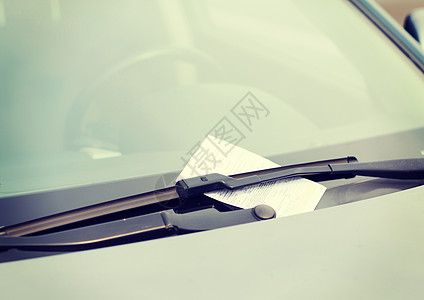 运输车辆汽车挡风璃上的停车票图片