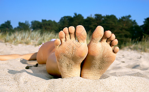 海滩女孩的鞋底脚趾图片