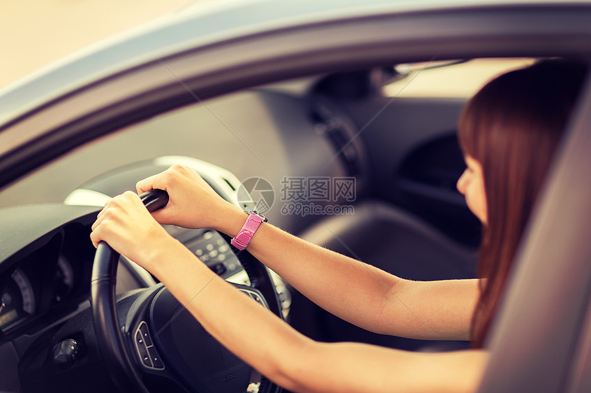 交通车辆开车的快乐女人图片