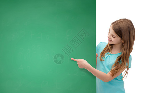 人,广告销售快乐的小女孩指着空白的黑板图片