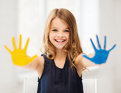 教育,学校,艺术幸福的小学生女孩学校展示黄色蓝色的手图片