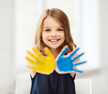 教育,学校,艺术幸福的小学生女孩学校展示黄色蓝色的手图片