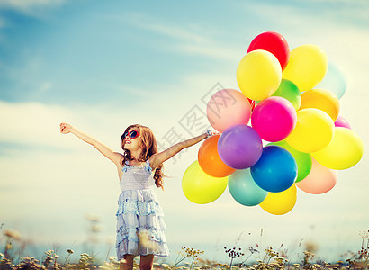 暑假,庆祝,家庭,孩子人的快乐的女孩与彩色气球图片