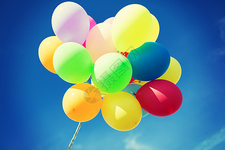 气球庆祝天空中很多五颜六色的气球图片