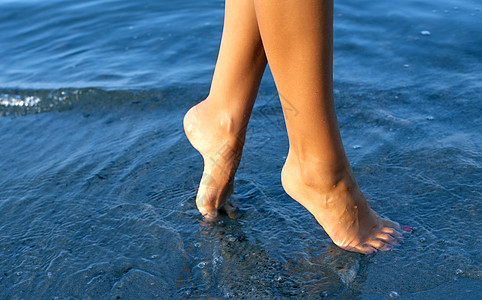 蓝色水中的漂亮腿高清图片