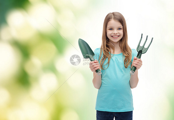 花园人们的微笑的小女孩与耙铲子图片