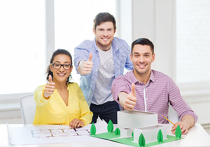 慧港国际公寓创业,教育,建筑办公室微笑建筑师与房屋模型蓝图办公室竖大拇指背景