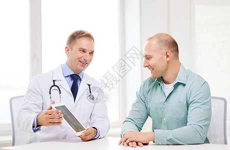 医疗保健,技术医学微笑医生与平板电脑病人医院图片