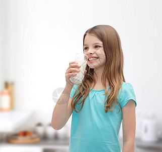 健康美丽的微笑的小女孩喝牛奶璃图片