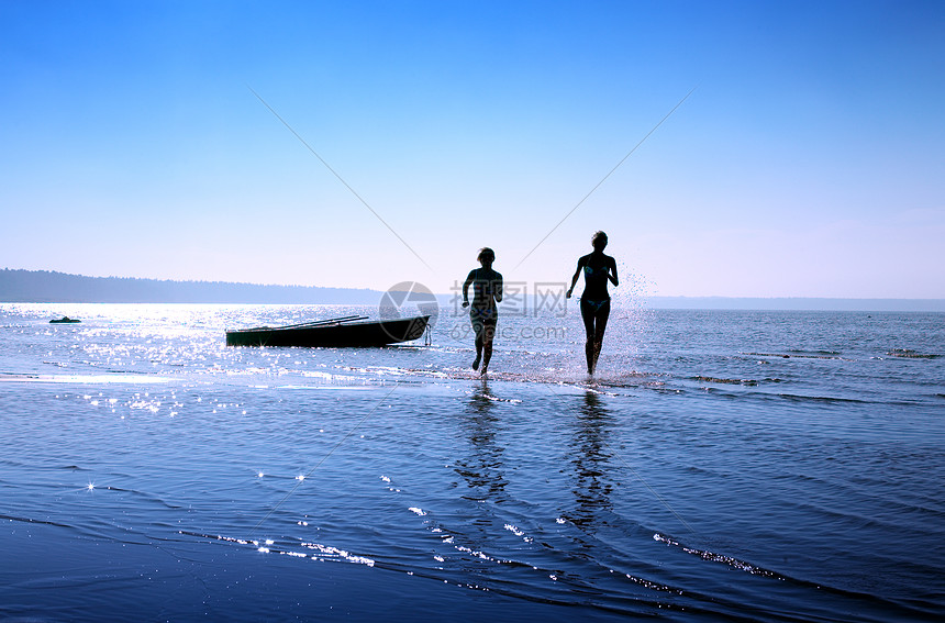 海滩上奔跑的两个女人图片