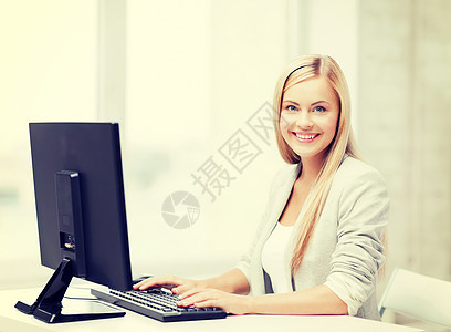 微笑的女商人用她的电脑的照片图片