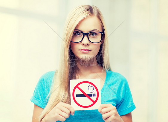 吸烟限制标志的女人的照片图片