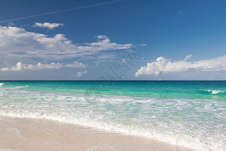 度假,旅行背景蓝色的海洋海洋,白沙天空与云图片