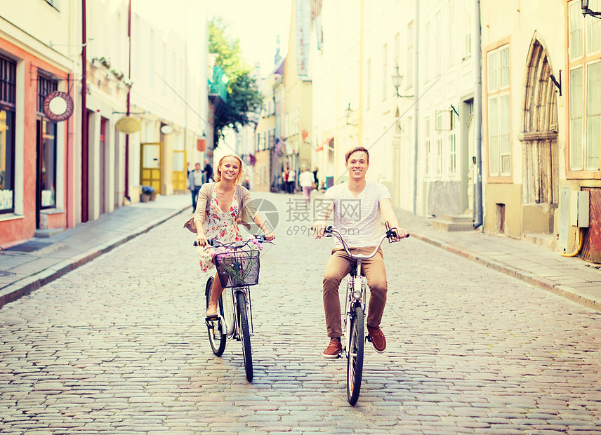 暑假,自行车,爱情,关系约会的夫妇与自行车城市图片