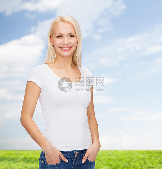 T恤的理念微笑的女人穿着空白的白色T恤图片