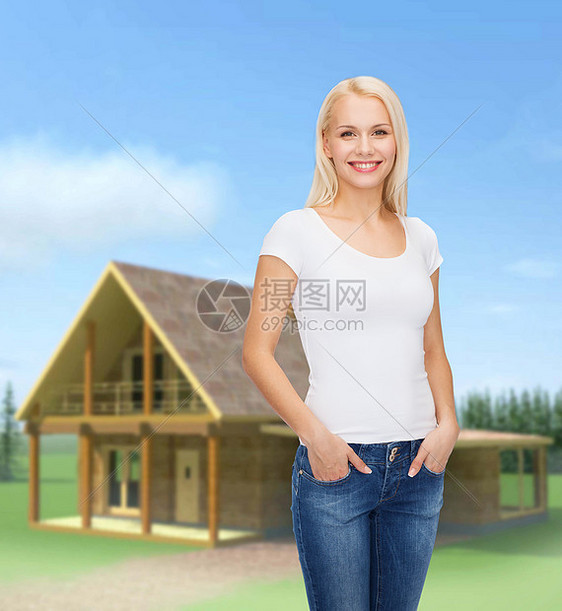 T恤的理念微笑的女人穿着空白的白色T恤图片