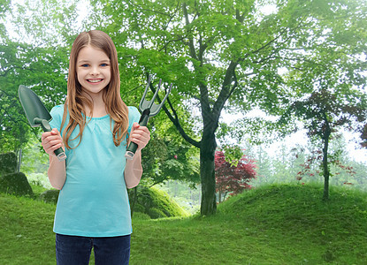 花园人们的微笑的小女孩与耙铲子图片